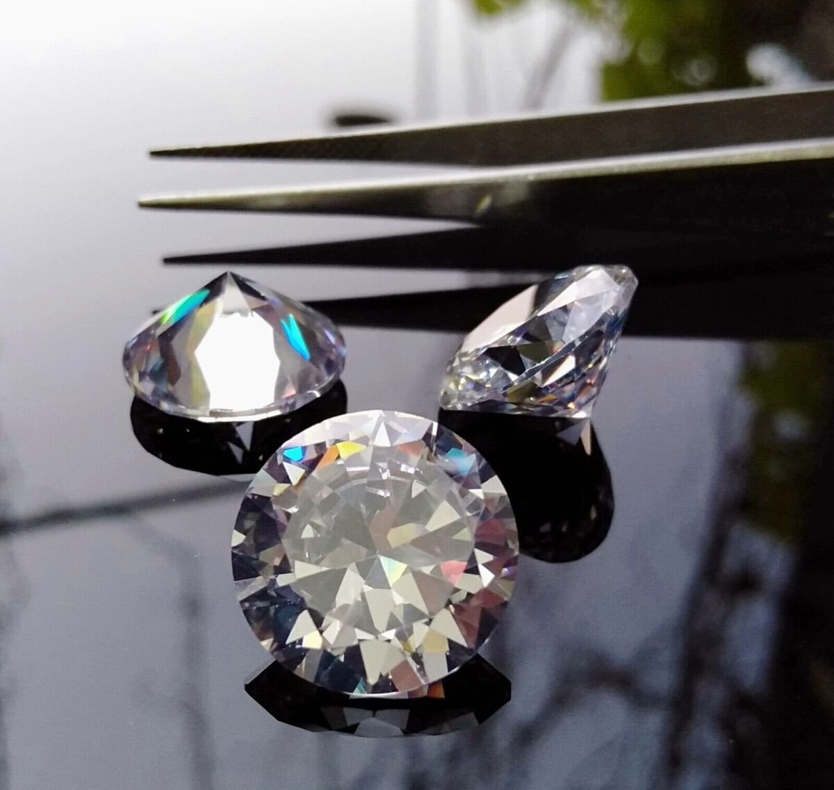 Sparkle Showdown – Cubic Zirconia vs. Diamonds Unveiled